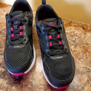 Black and pink Skecher's go run shoes 7.5